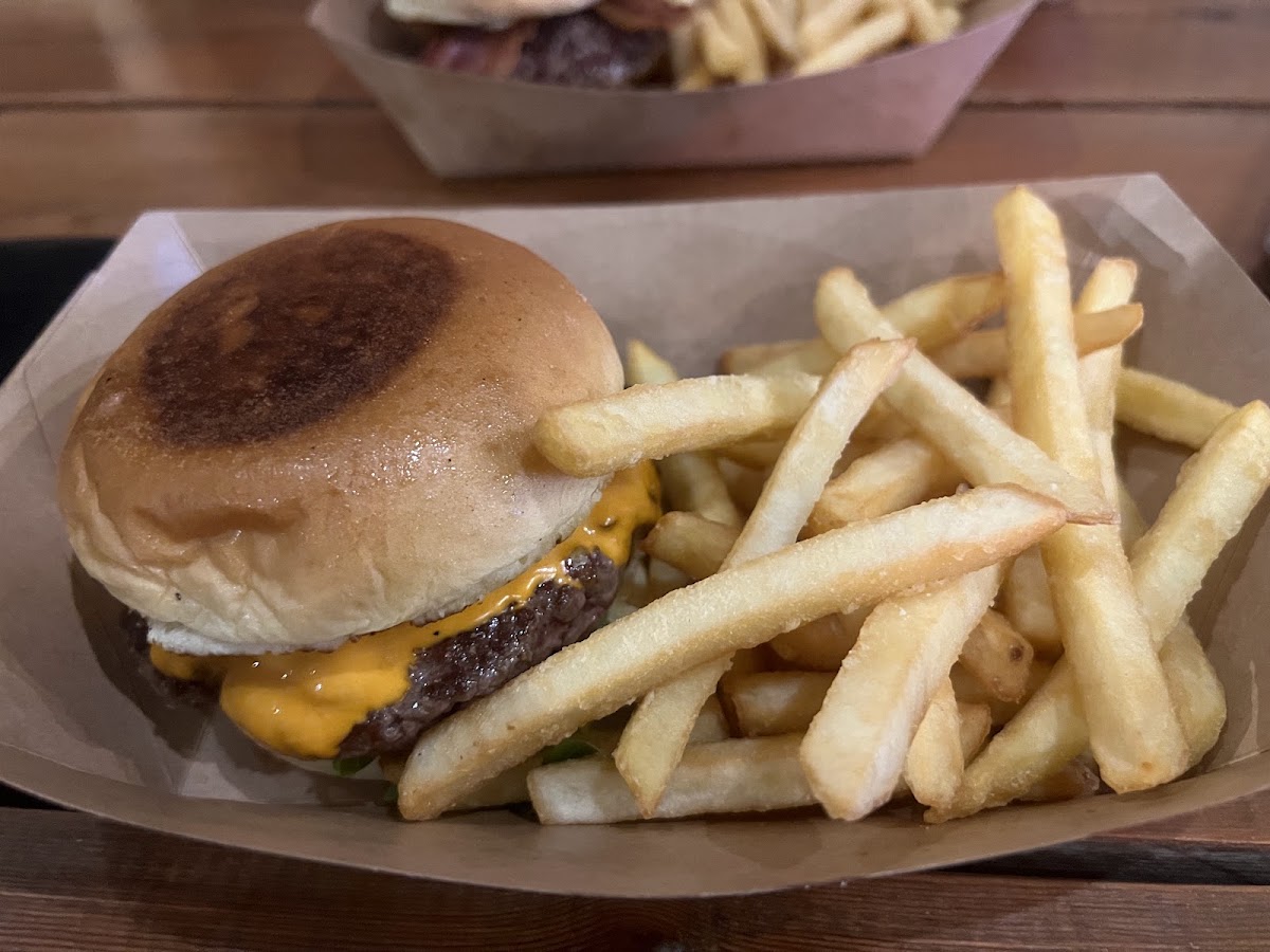 Big Mike's burgers — photograph 3