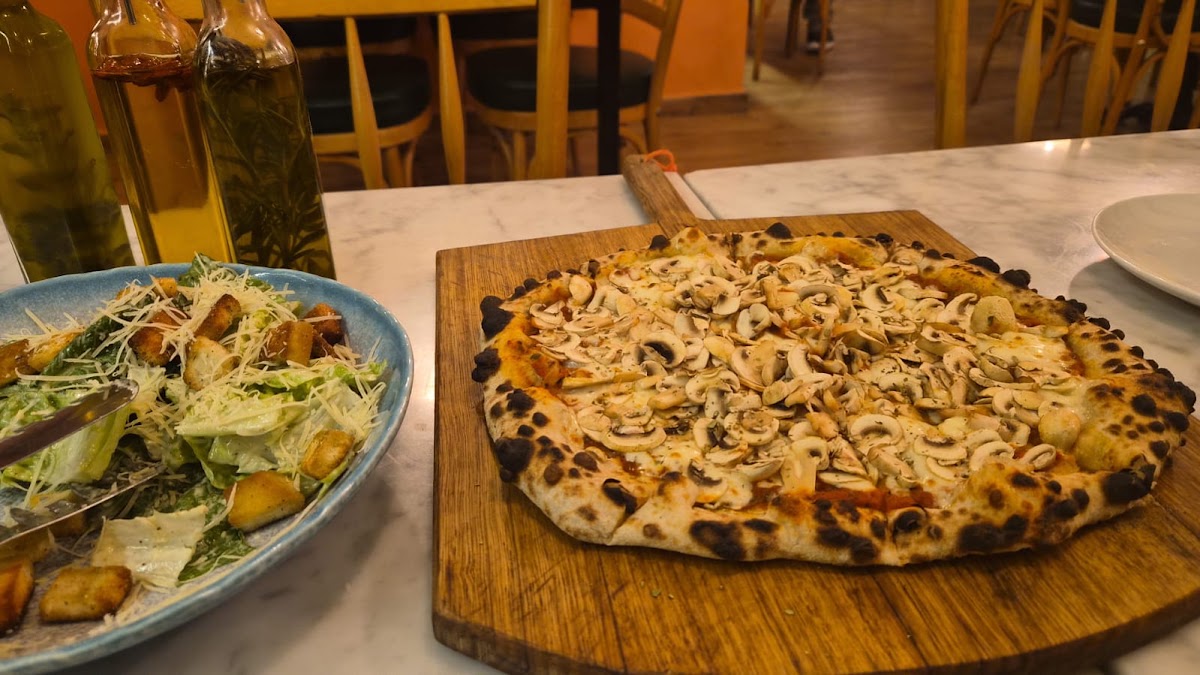 Pizzaiolo Wood Fired Pizza — photograph 6