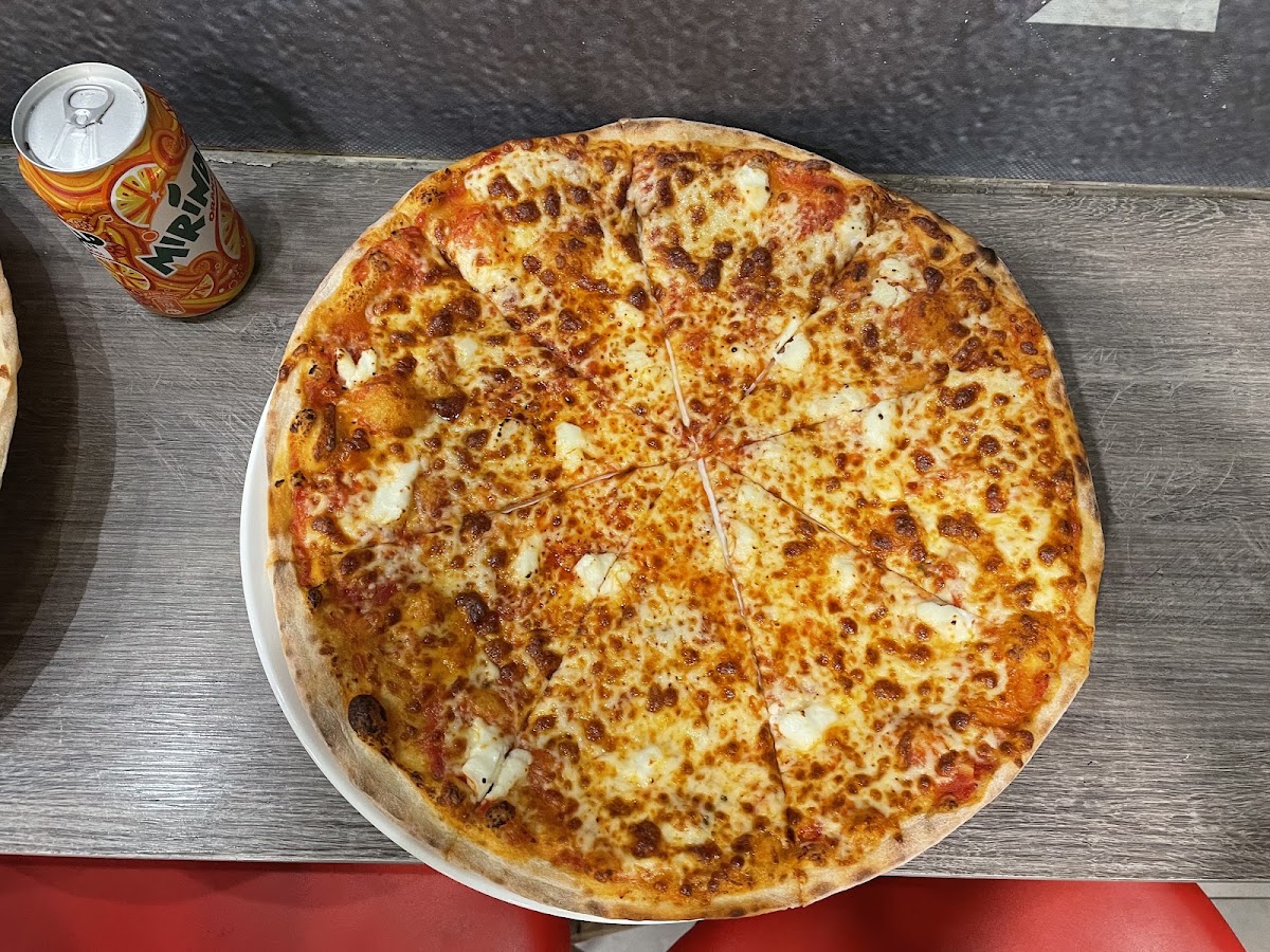 Julio’s Pizza — photograph 3