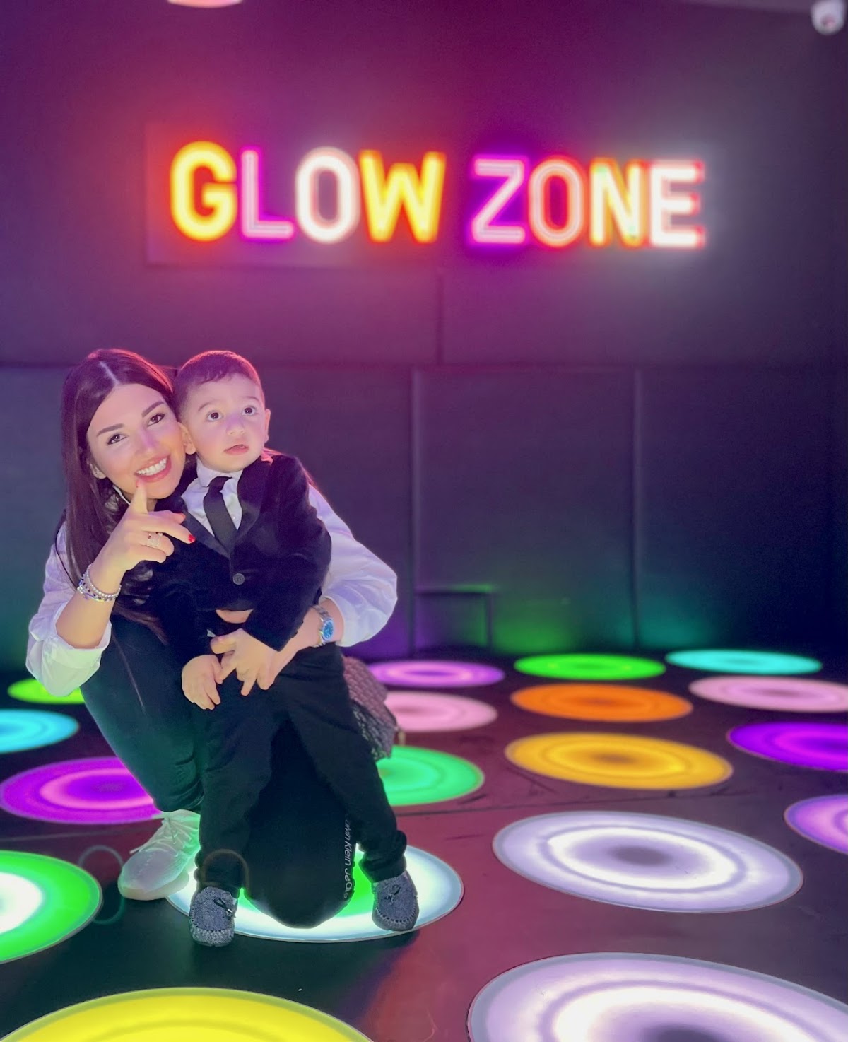 GLOW KIDS — photograph 5
