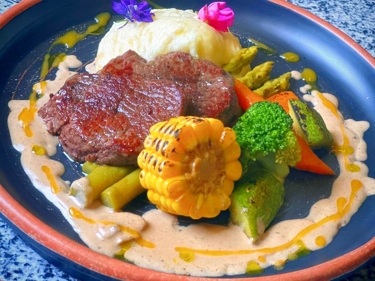 Roya Restobar — photograph 6