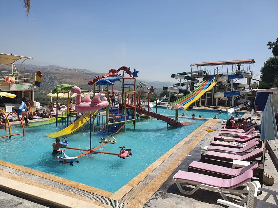 Al Orjouwan restaurant and swimming pool