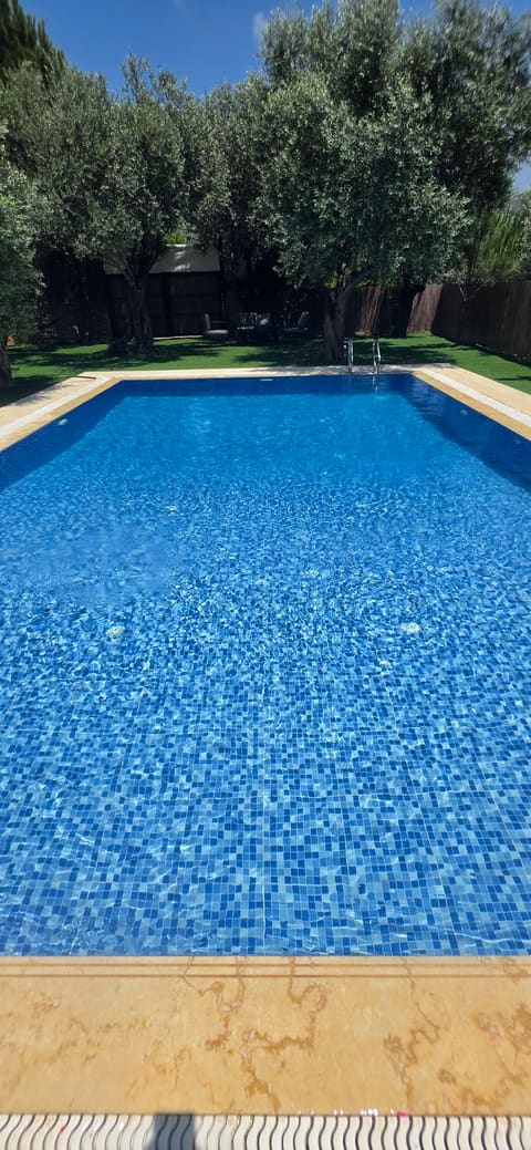 Roots Chalet and Private Pool — photograph 2