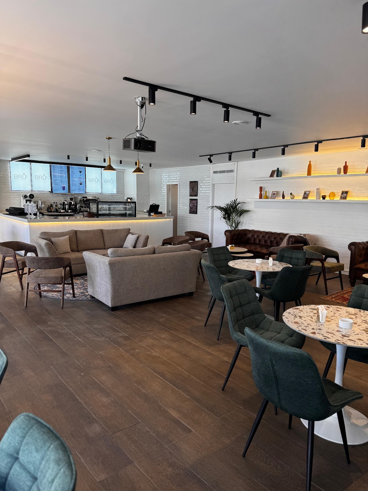 BRU COFFEE LOUNGE — photograph 2