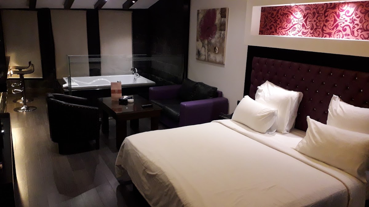 Romance Hotel — photograph 5