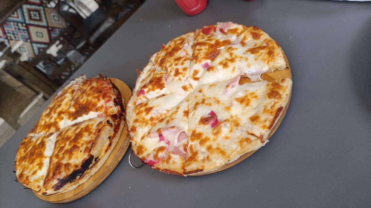 Johnn's Pizza — photograph 3