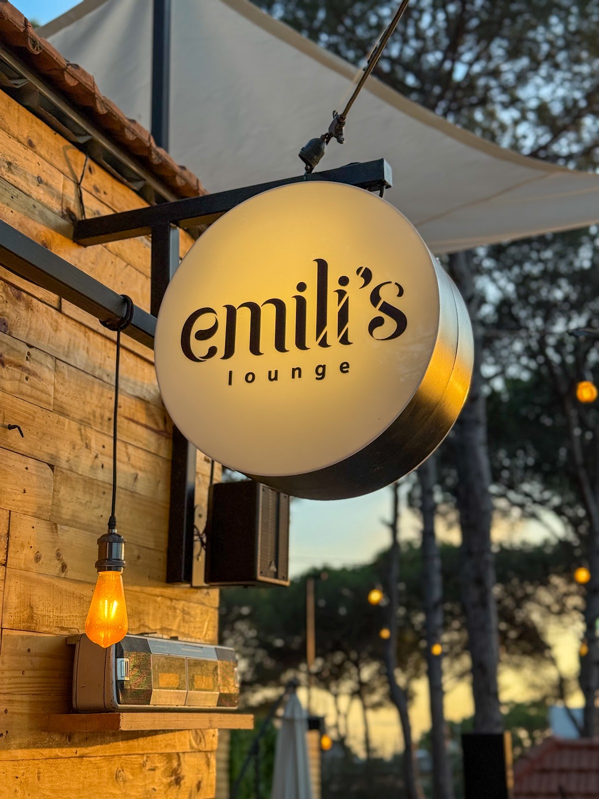 Emili's Lounge — photograph 6