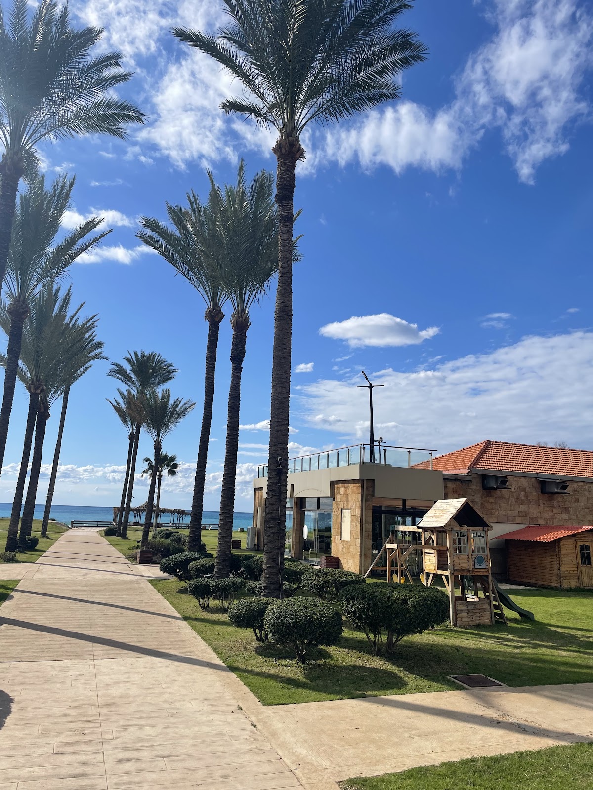 Le Grand Bleu Restaurant — photograph 6