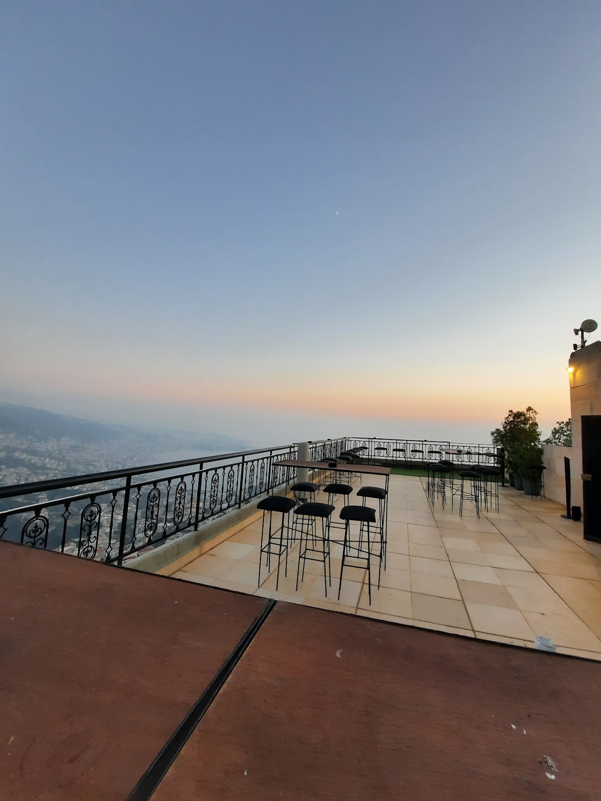 The glitz rooftop — photograph 6