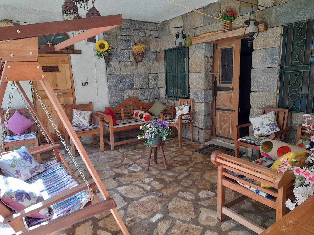 ALFRED'S GUEST HOUSE — photograph 4