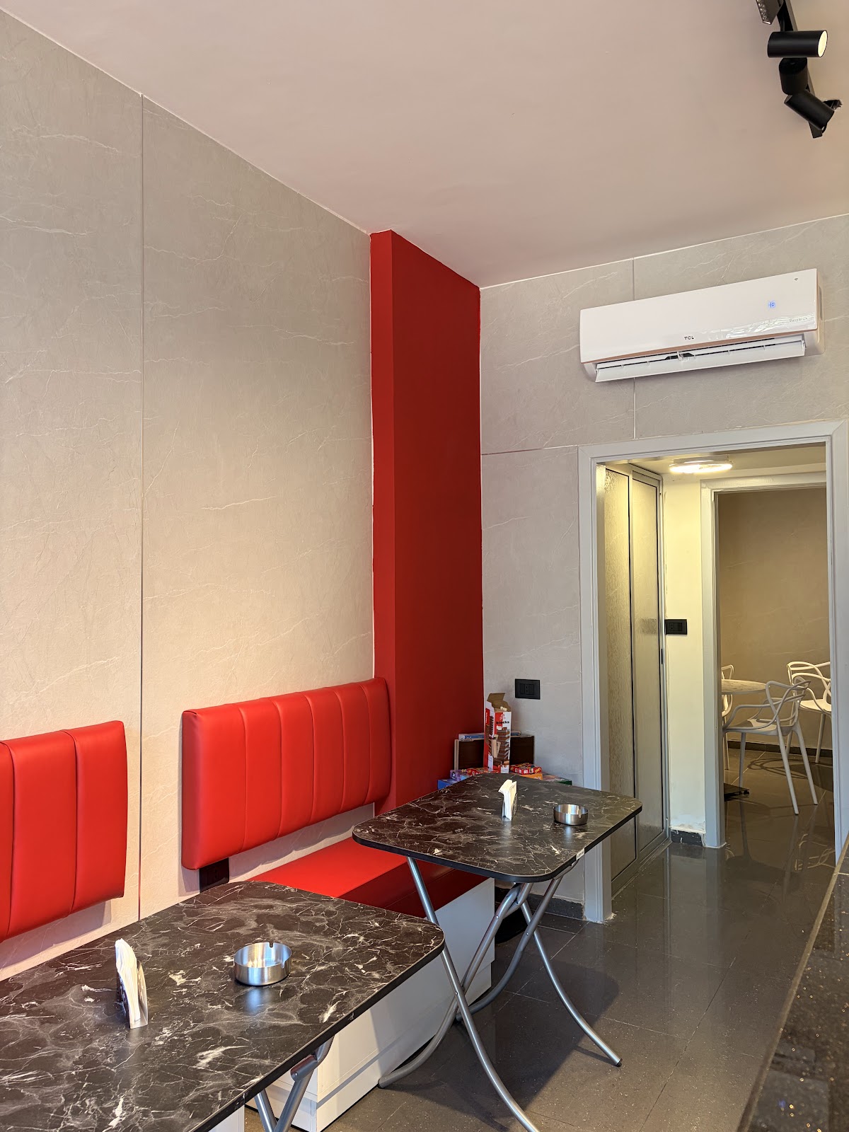 Véla coffee shop — photograph 3