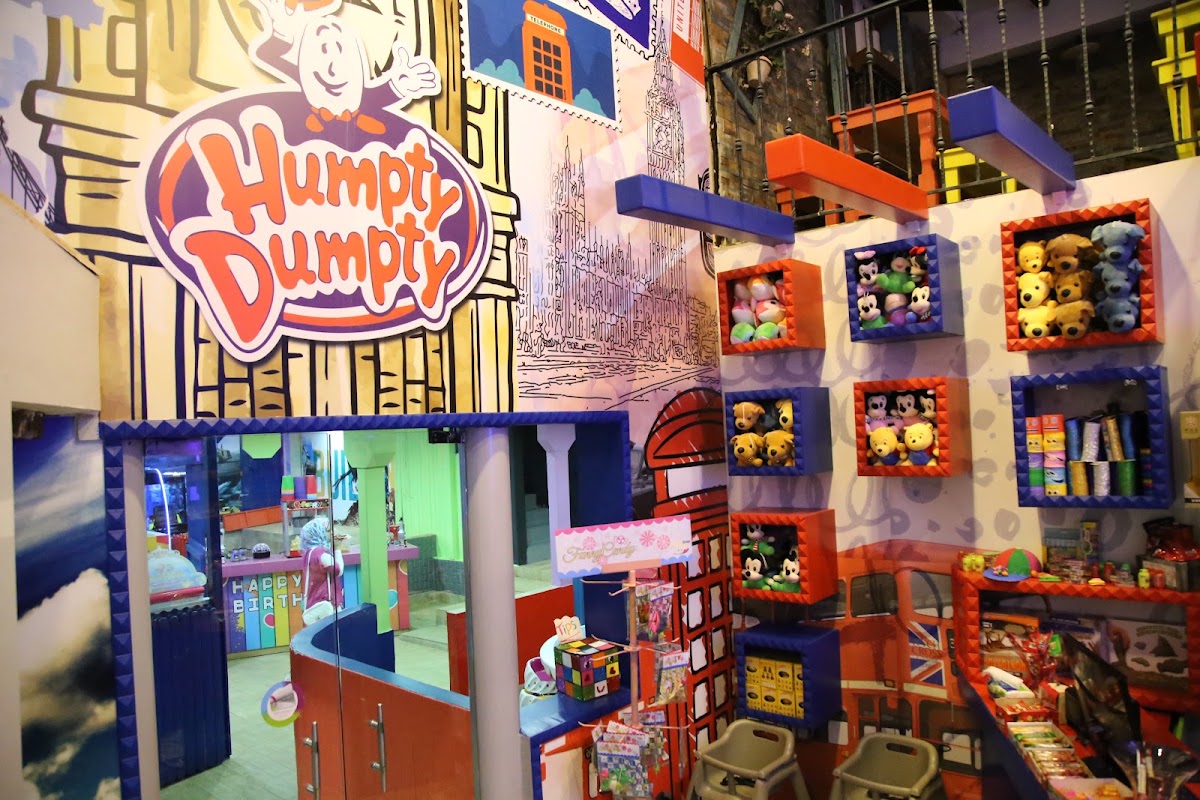 HUMPTY DUMPTY KIDS ZONE — photograph 2
