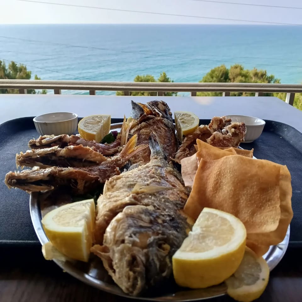مطعم والبحر جيران