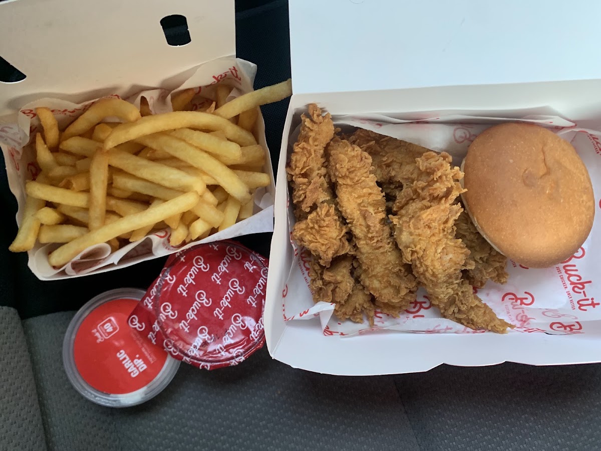 BUCK IT CHICKEN — photograph 4