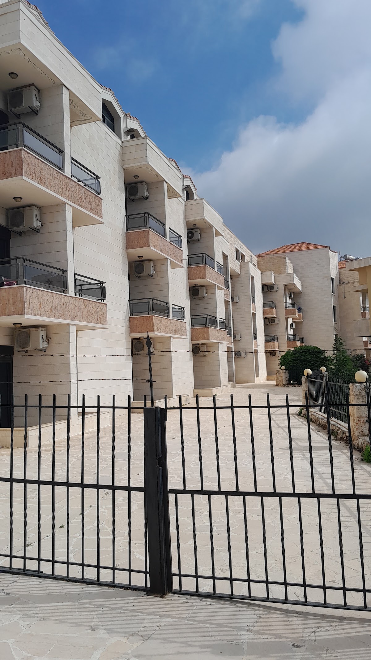 Fares Residence — photograph 4